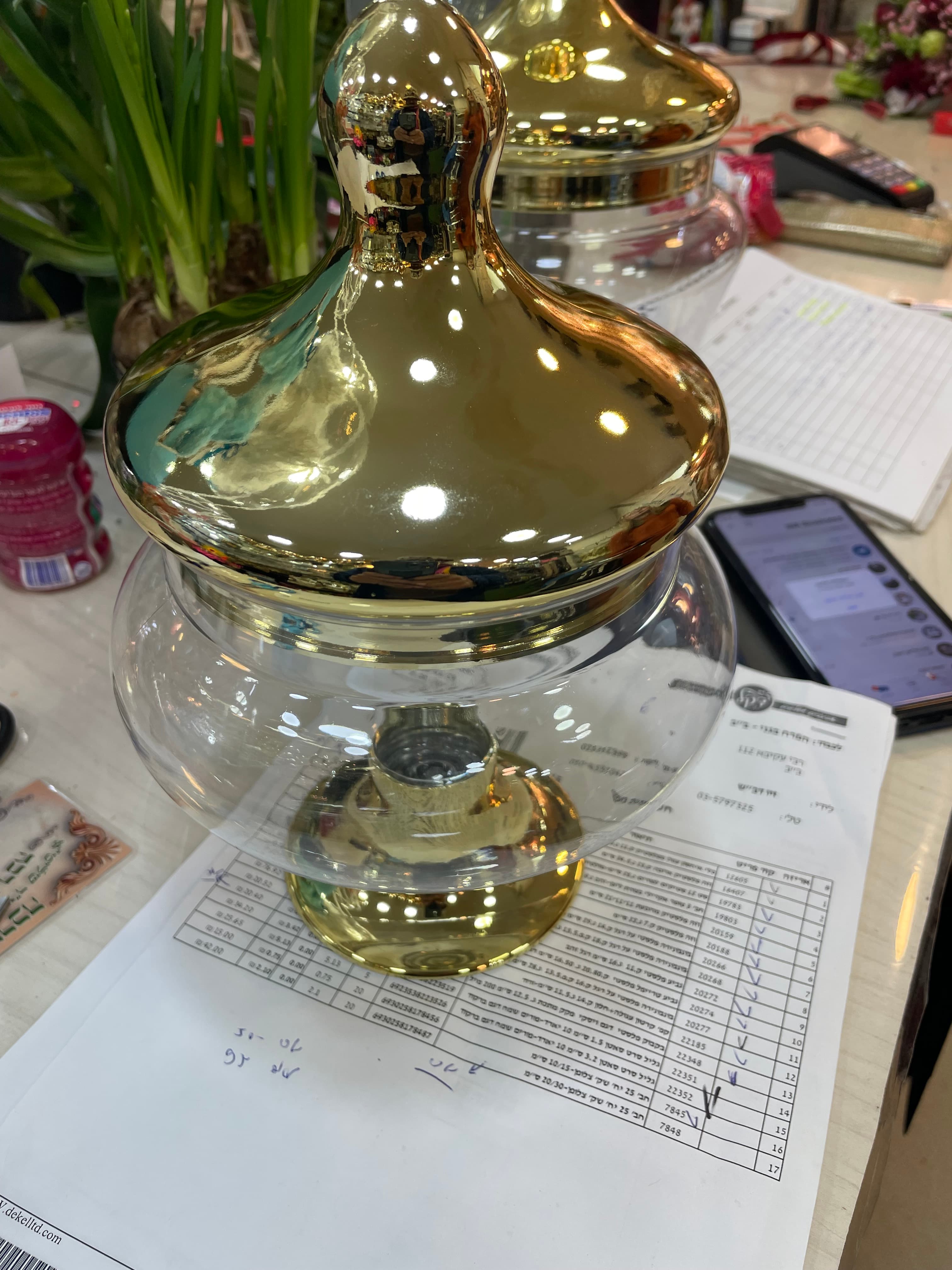 בונבוניירה פלסטי עם מכסה זהב