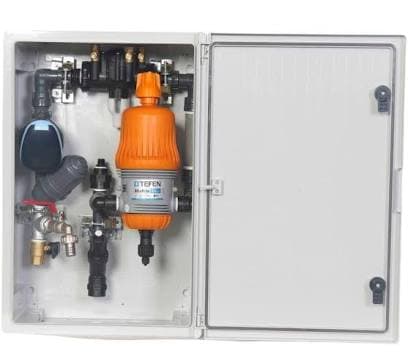 ראש מערכת השקיה בתוך ארון כולל משאבת דישון