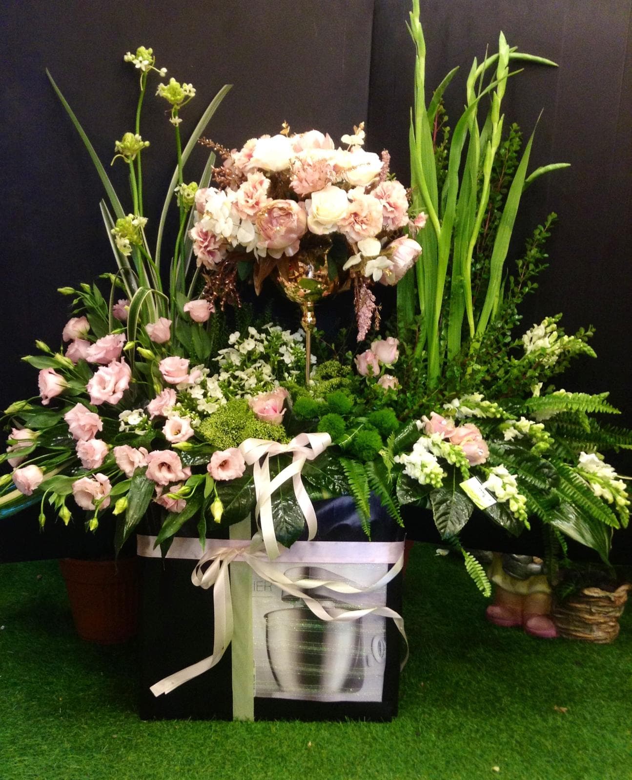 זר אירוסין חי עם עיצוב מלאכותי ע״ג מכשיר חשמלי