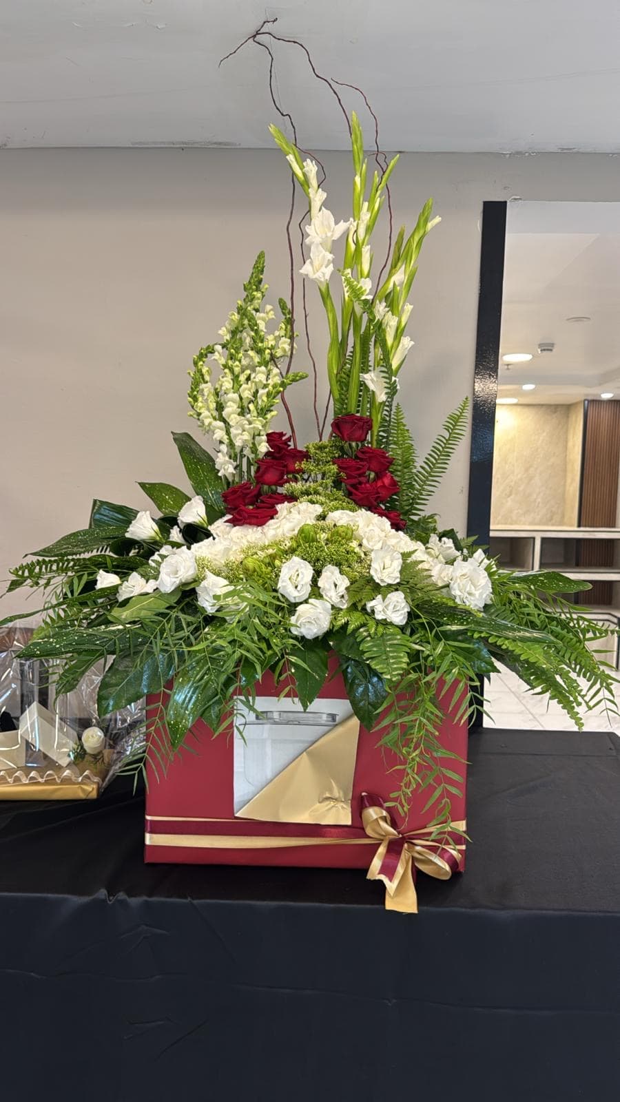 לבן חגיגי בנגיעות ורדים אדומות