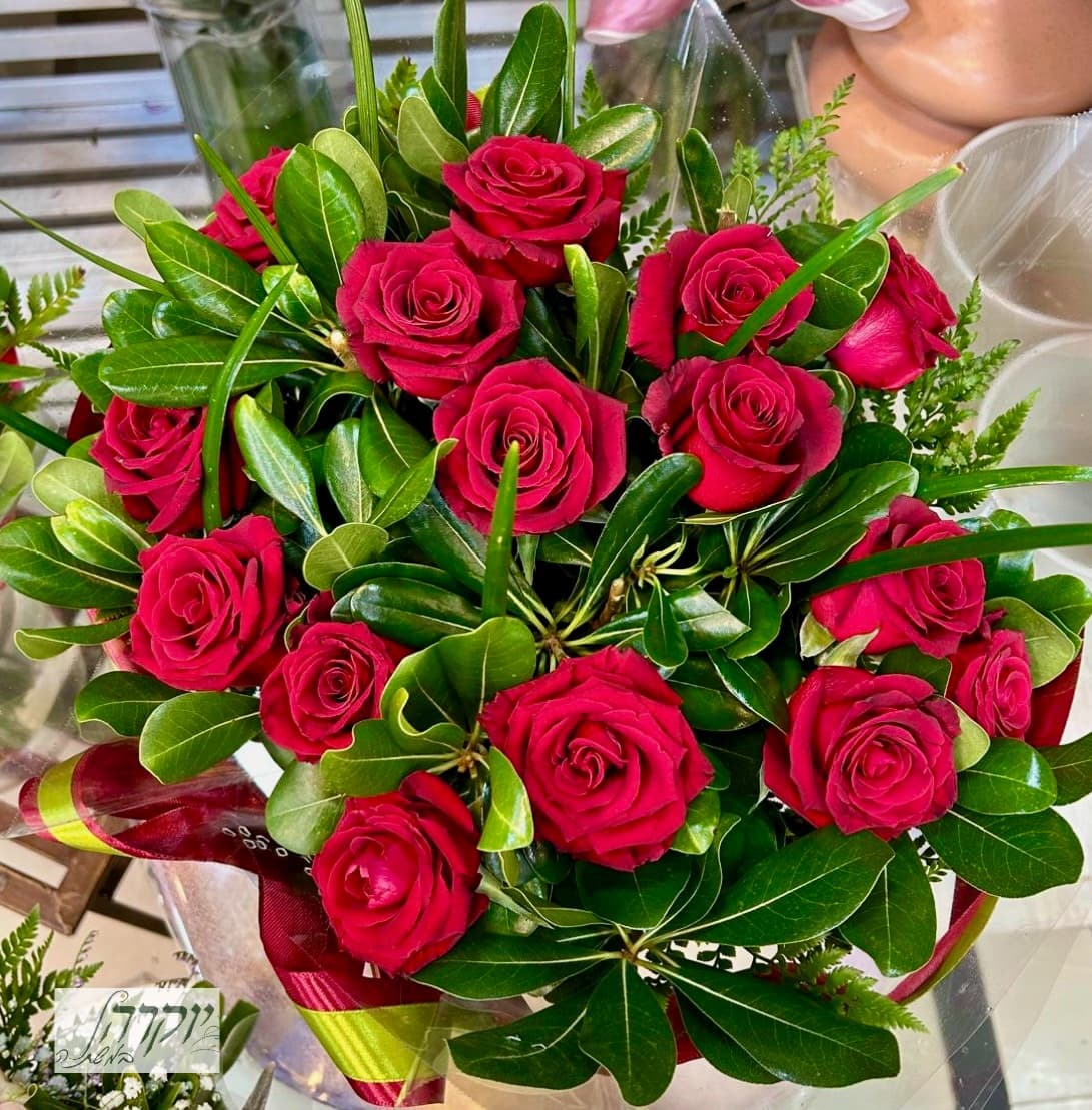 זר ורדים אדומות